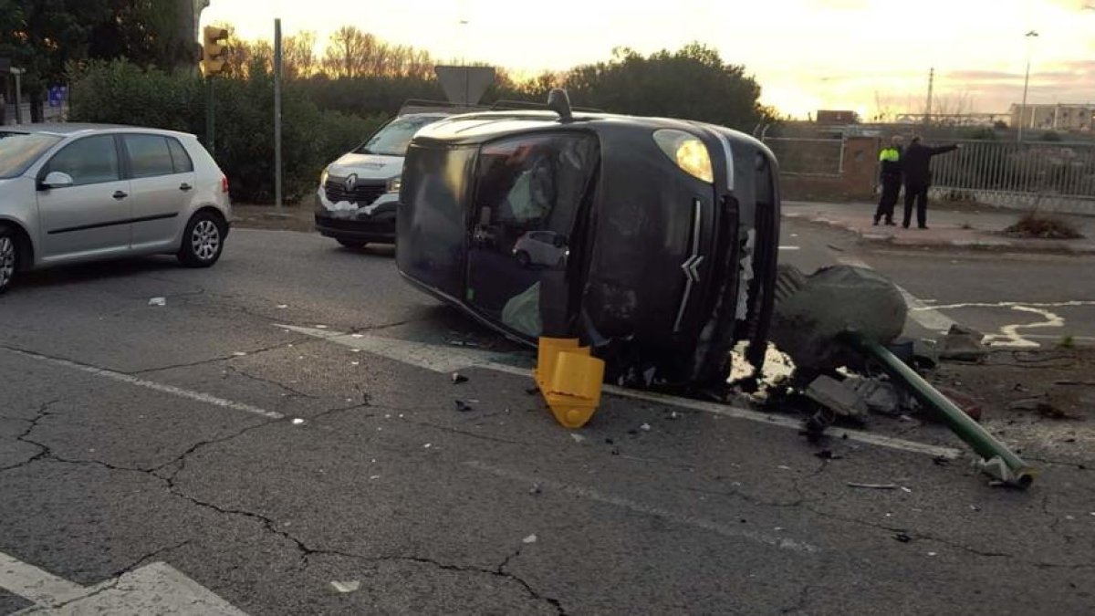 Un cotxe s'emporta un semàfor de l'antiga carretera de València