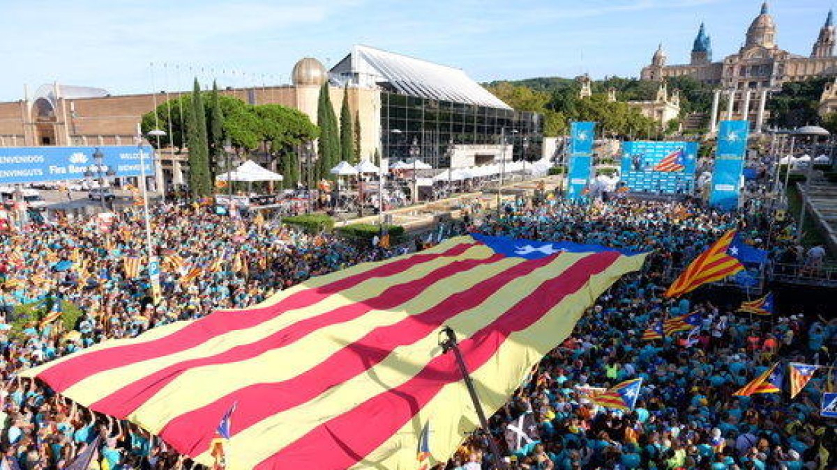 Acte final de la manifestació de la Diada a Plaça d'Espanya organitzat per l'ANC amb una estelada gegant desplegada.