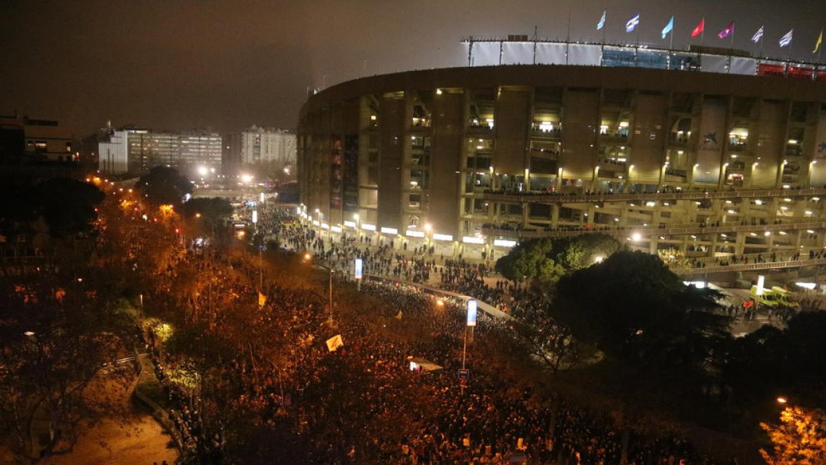 El Tsunami instal·la un projector a la Travessera de les Corts perquè els concentrats puguin seguir el clàssic