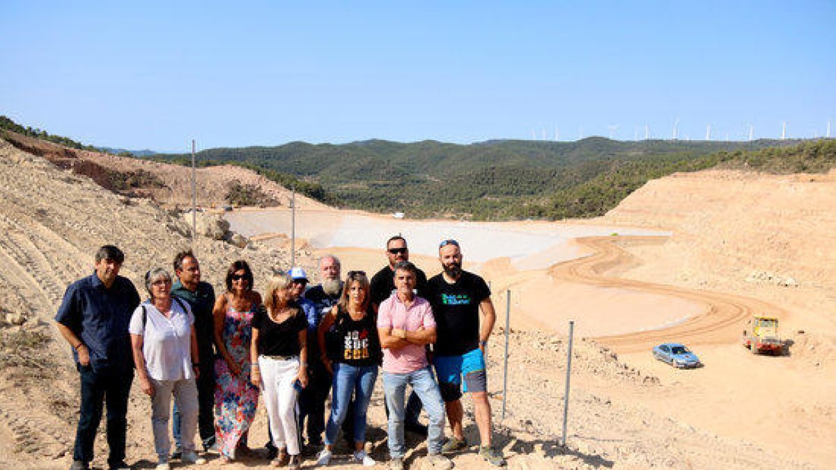 Foto de grup dels alcaldes i electes que han denunciat des de les obres de l'abocador de Riba-roja d'Ebre que els treballs encara no han acabat.