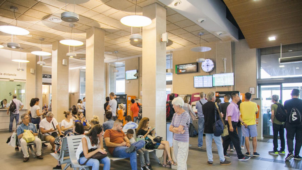 Corte la circulación de trenes en el Camp de Tarragona por una avería en la catenaria