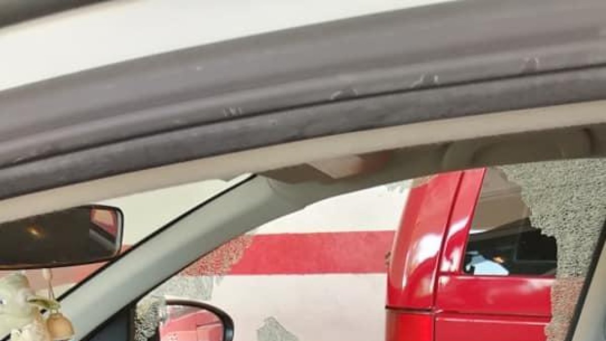 Los autores han roto uno de los cristales laterales para accedido al interior.