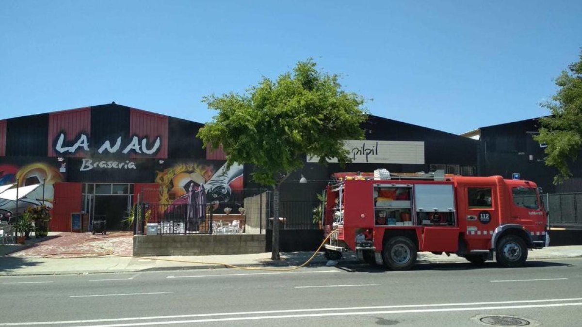 Un incendio en una braseria del polígono AgroReus moviliza seis dotaciones de los Bomberos