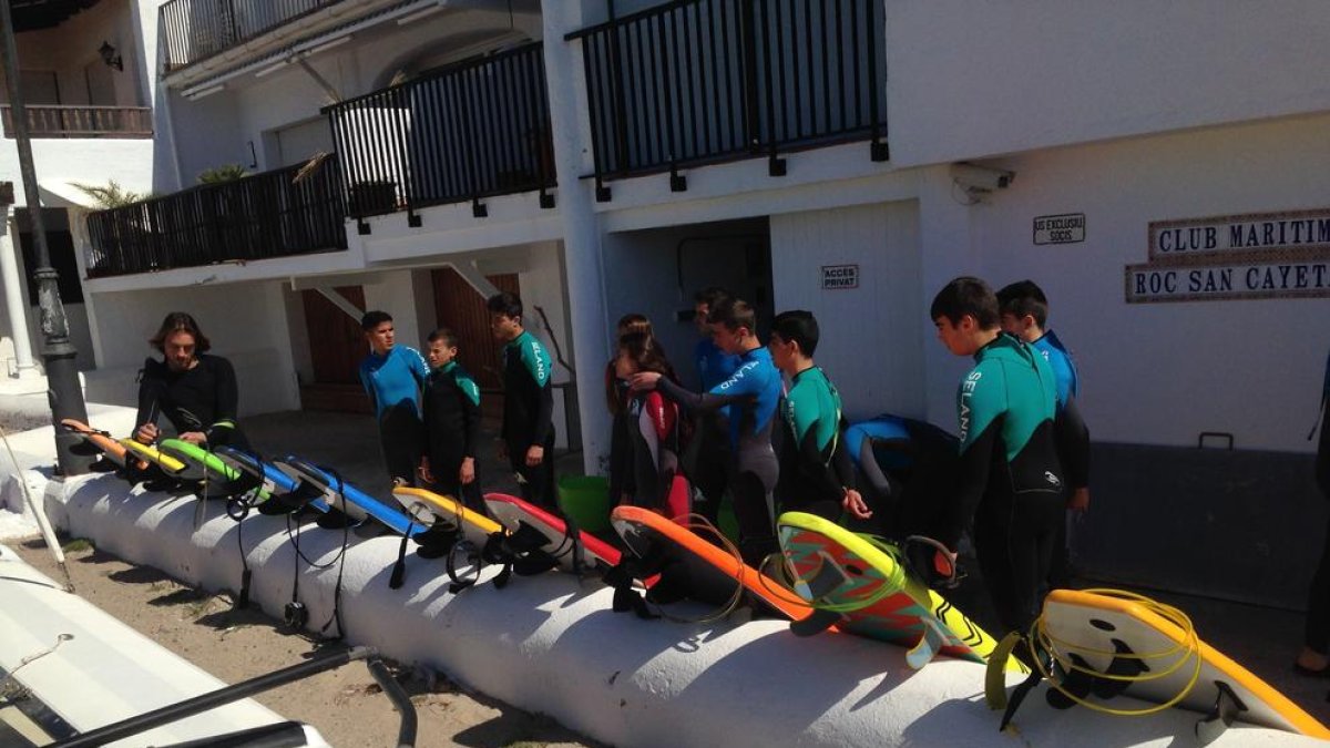 Els alumnes de l'Institut de Roda de Berà aprenen a fer surf