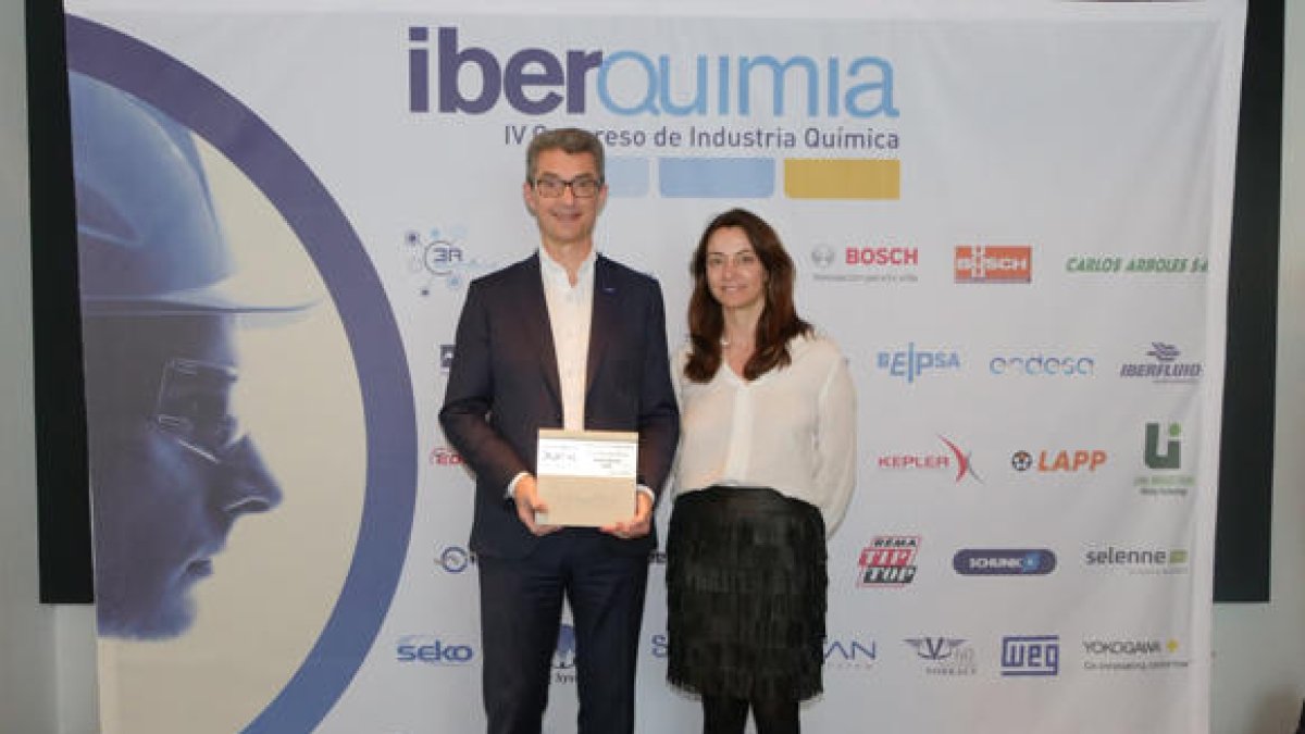 Carles Navarro recibe el premio 'CEO químico digital' del año