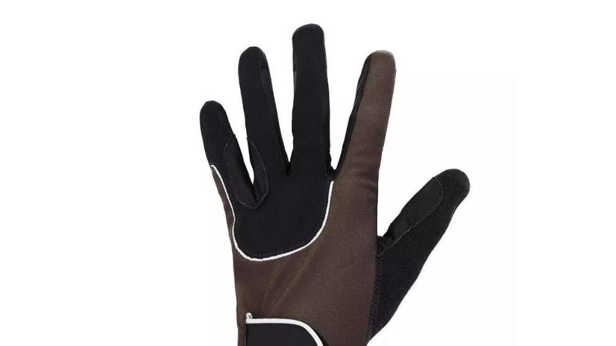 FACUA alerta de unos guantes de Decathlon que pueden provocar reacciones alérgicas