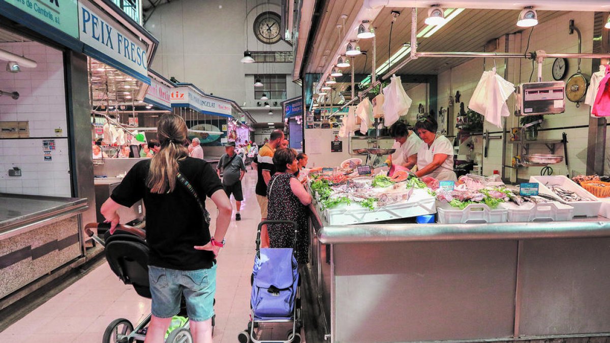 El Ayuntamiento de Reus hace un estudio con clientes del Mercat Central para cambiar el horario