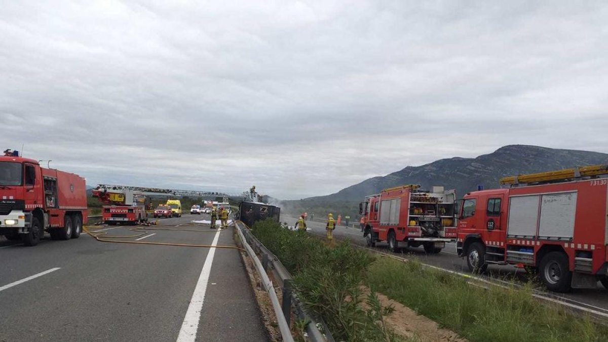 Mor el conductor d'un camió qua s'ha incendiat arran d'un accident a l'AP-7 a Ulldecona
