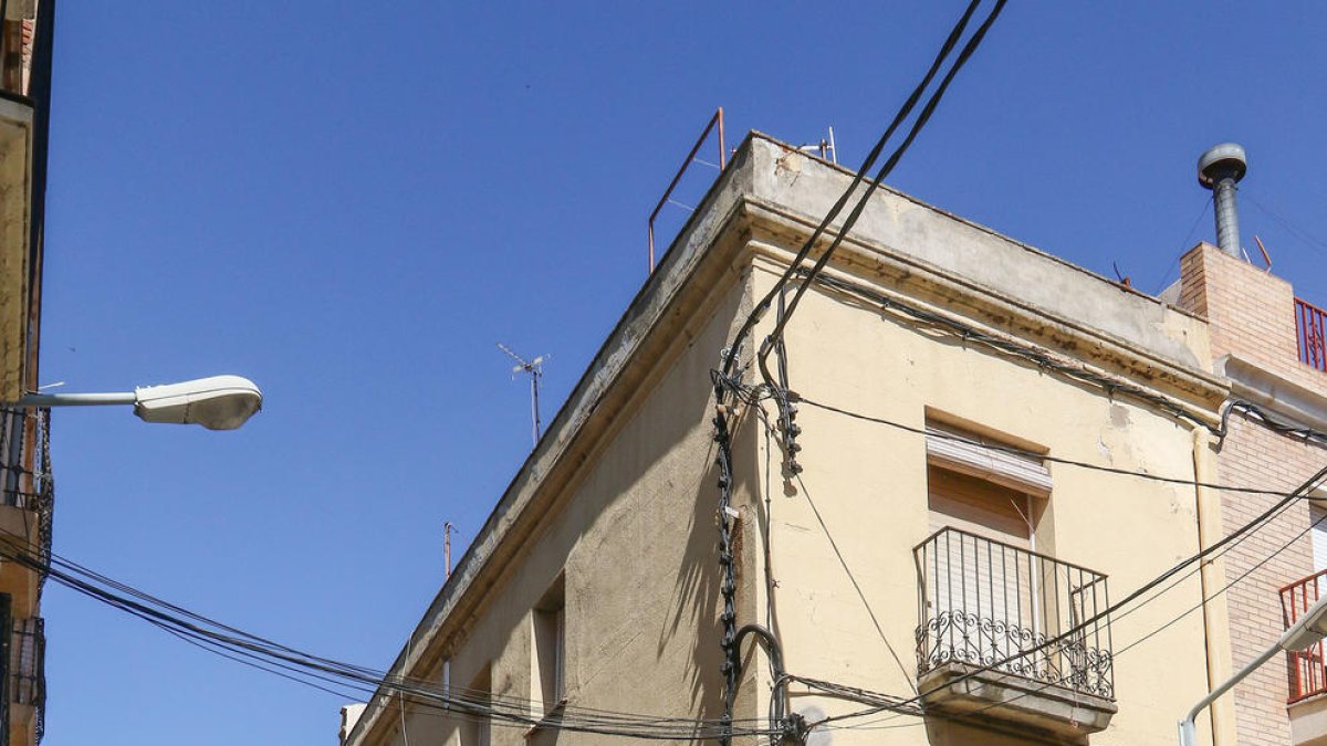 Veïns del Carme de Reus tanquen tres edificis ocupats per «màfies» en 72 hores