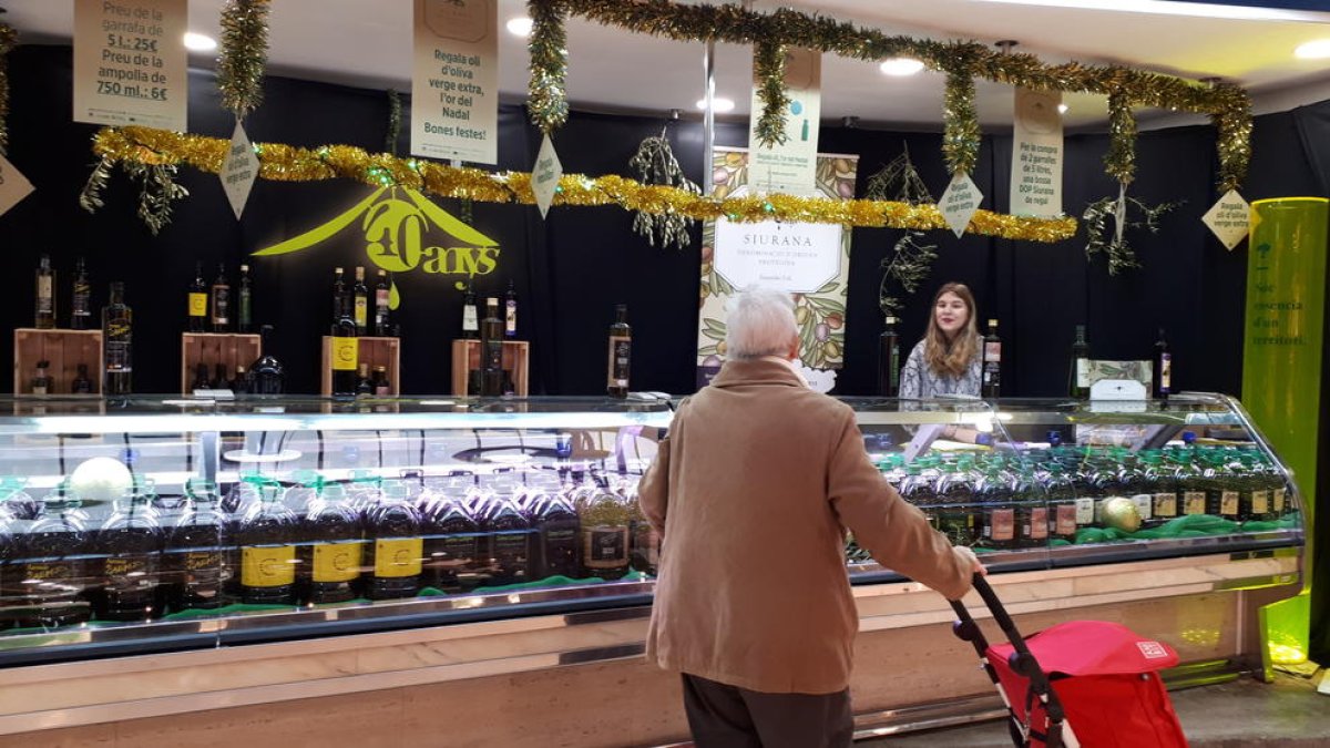 La DOP Siurana abre una parada efímera en el Mercado Central de Reus durante la campaña de Navidad