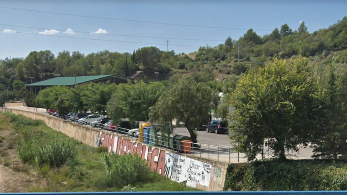 Un vehículo cae a la riera de Maspujols y el conductor sale ileso