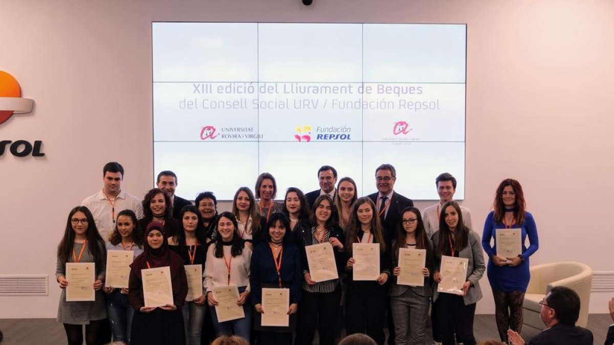 Repsol i la URV lliuren 19 beques a joves estudiants