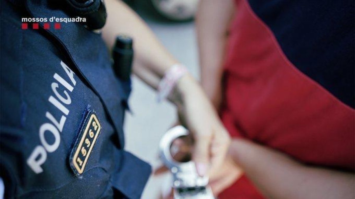 Detinguts a Mataró per estafar més de 30.000 euros a clients de pàgines web i app's de compravenda