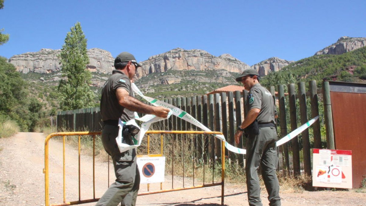 Agents Rurals cerrando uno de los puntos de acceso en el Parc Natural del Montsant, en Escala Dei, con las montañas del Montsant de fondo.