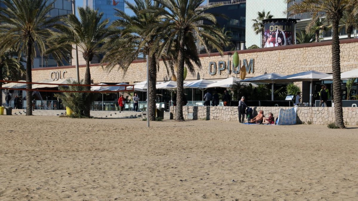Apareix una dona morta a la platja de Barcelona