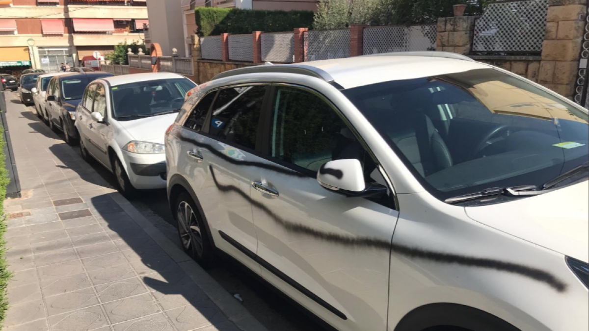 Denuncian pintadas a vehículos y mobiliario urbano durante la madrugada en la calle Monestir de Poblet de Tarragona