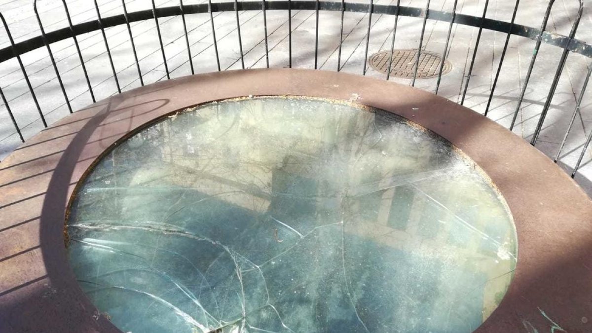 El pou que no ho és i les restes romanes de la plaça del Rei que no es veuen