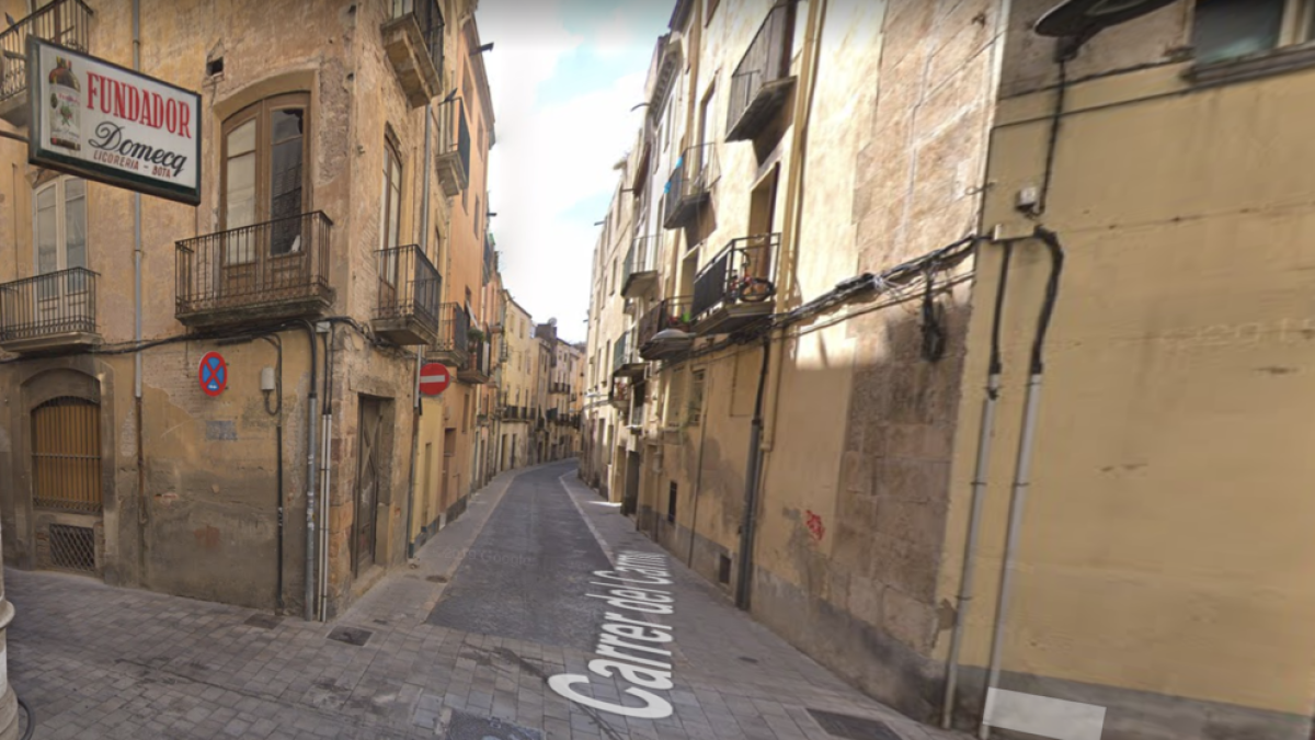 Cortan el tráfico de la calle dels Metges de Valls por el mal estado de un edificio deshabitado