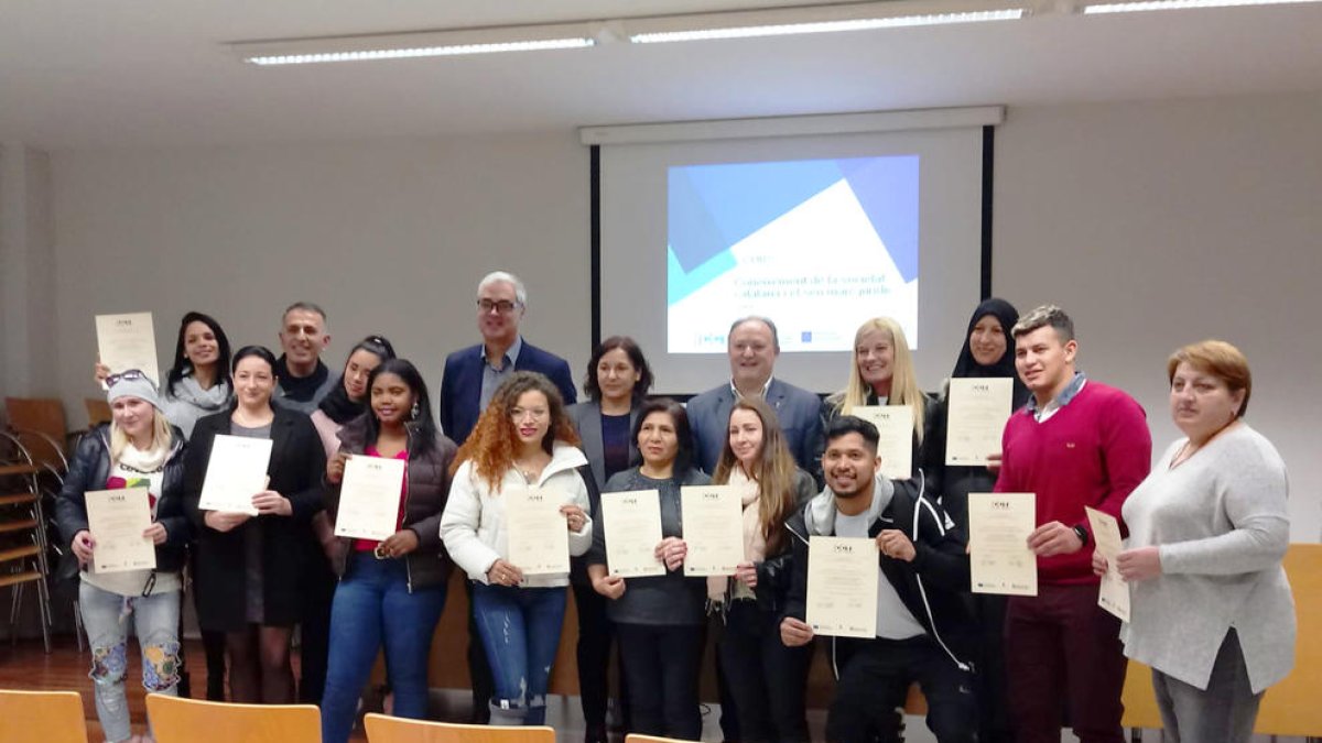Els participants del Servei d'Acollida de Vila-seca finalitzen el curs sobre Coneixement de la Societat Catalana