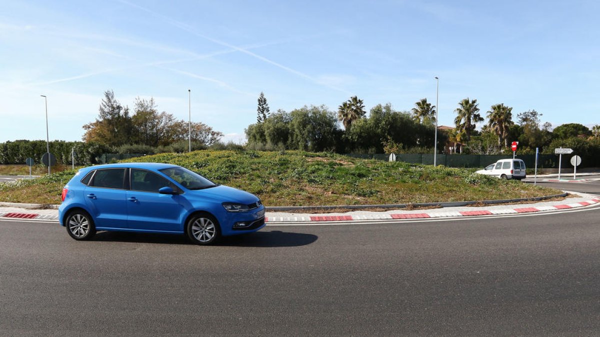 Enjardinen la rotonda d'accés a la urbanització de Blancafort