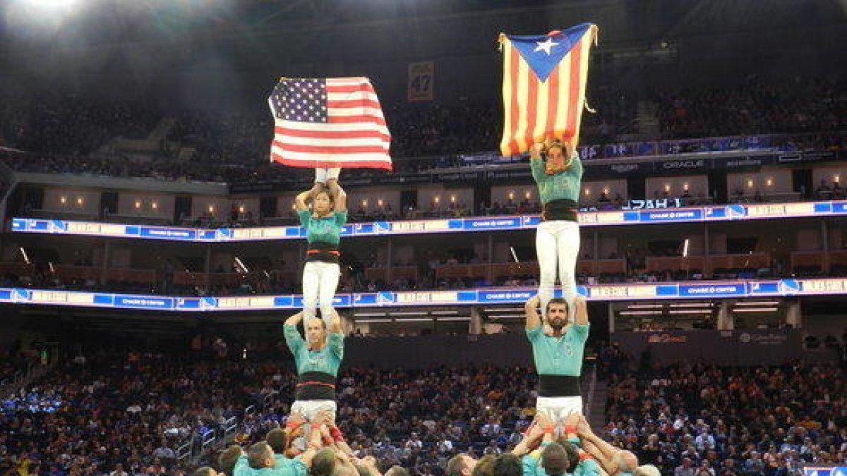 Els Castellers de Vilafranca despleguen l'estelada en un partit de l'NBA
