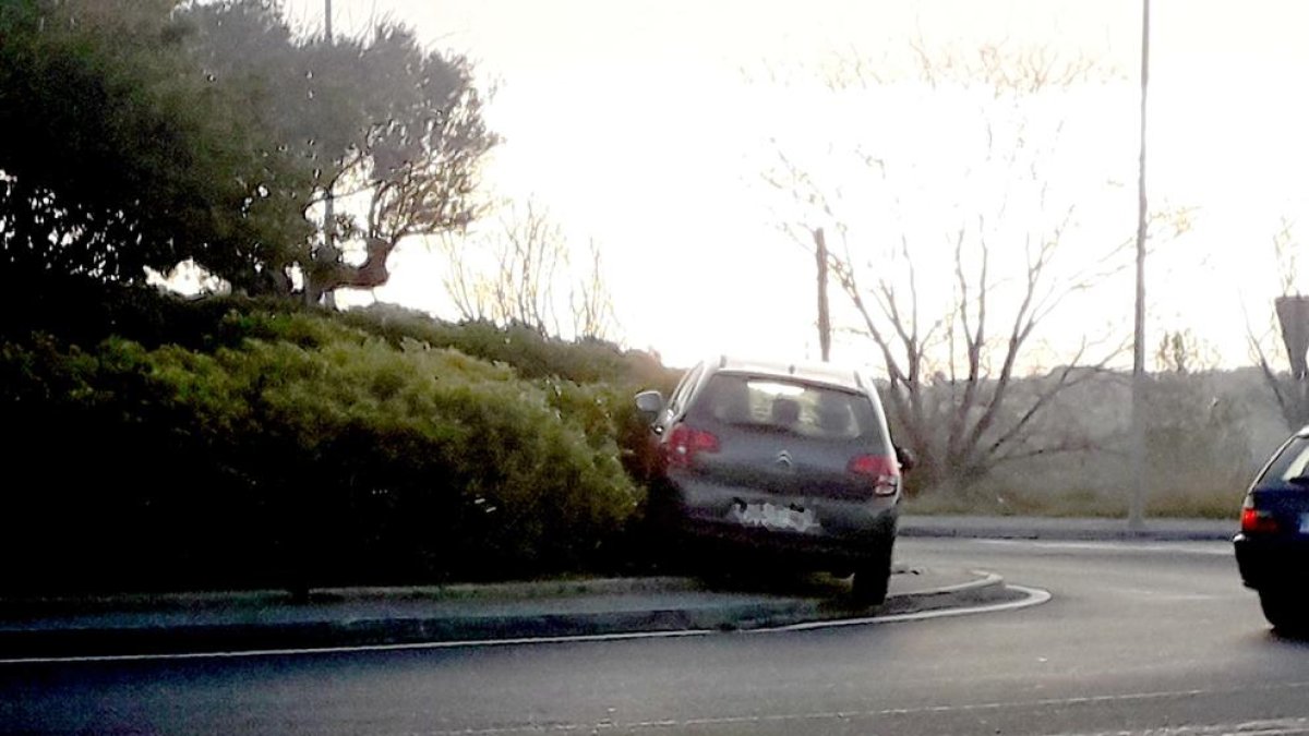 Cotxe sobre rotonda Sant Pere i Sant Pau, carretera del Pont d'Armentera