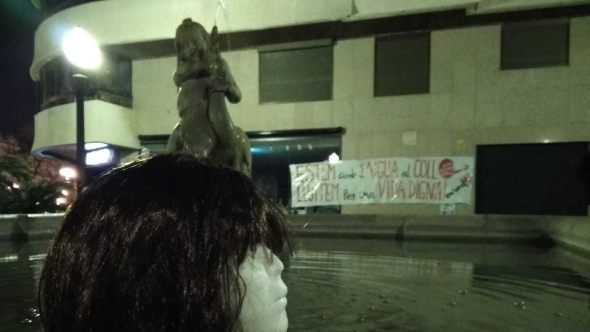 Posen caps en fonts de Tarragona per denunciar que els ciutadans estan «amb l'aigua al coll»