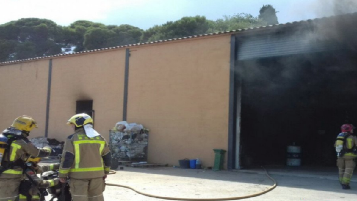 Crema una nau agrícola al camí de la depuradora de Reus
