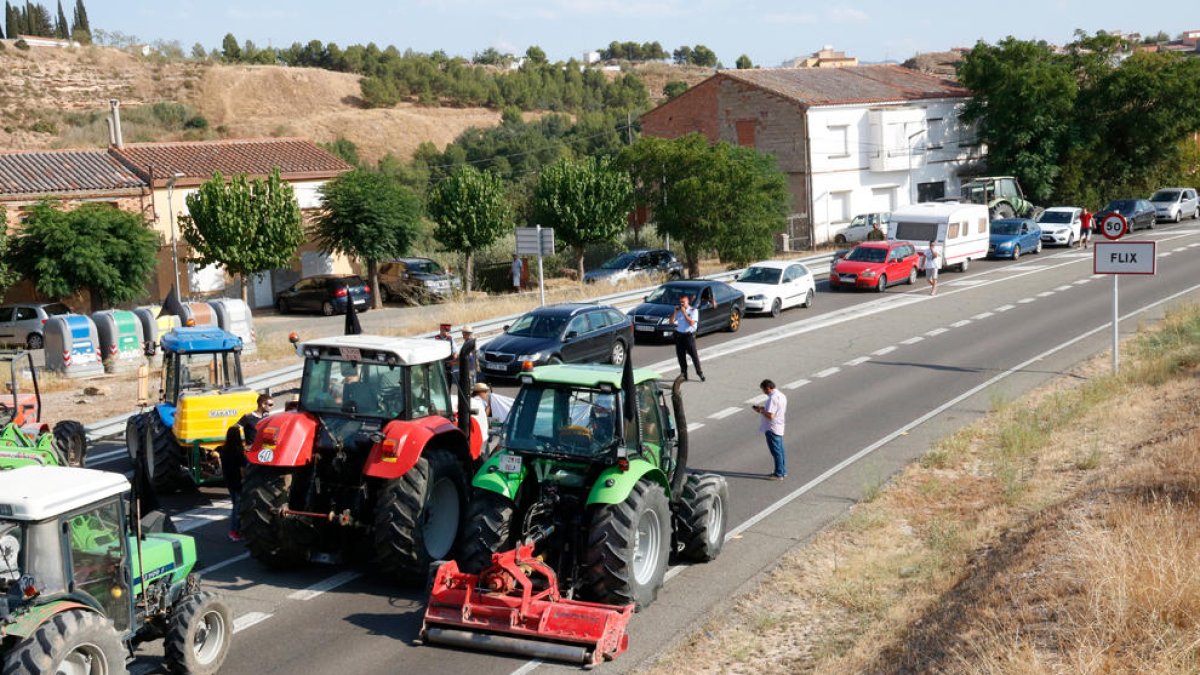 Cerca de 150 campesinos y 15 tractores vuelven a cortar la C-12 en Flix por tercera vez|golpe