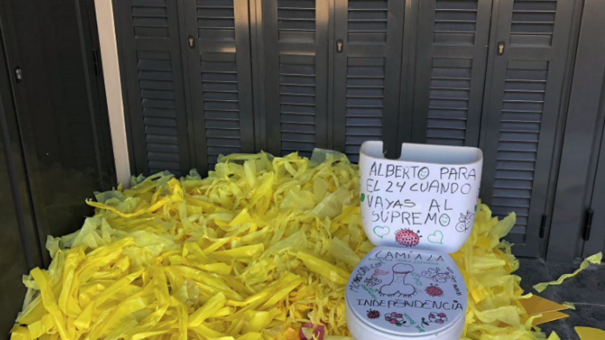 Imatge del vàter amb insults homòfobs i llaços grocs que un grup de desconeguts ha deixat a la porta de casa d'un mosso que declararà al judici de l'1-O.