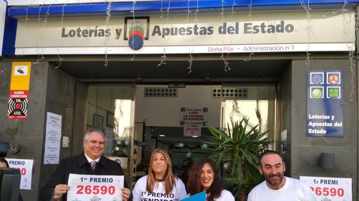 Imagen de los responsables del administración que ha repartido el Gordo.