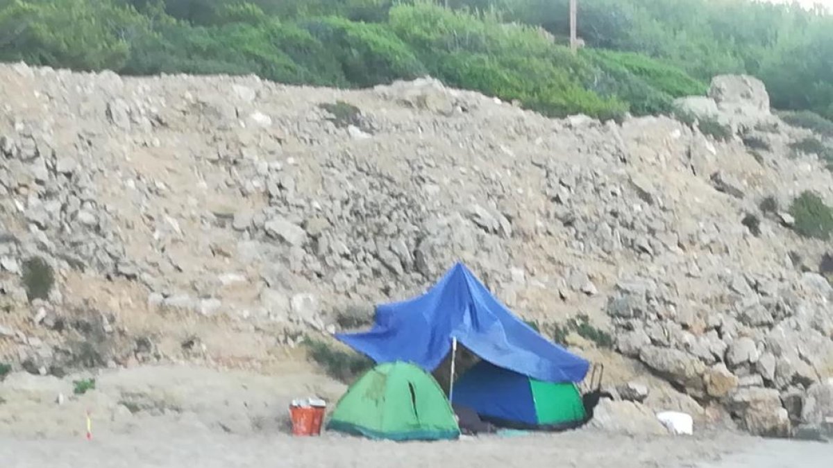Aumentan a las personas que duermen en las playas de Tarragona