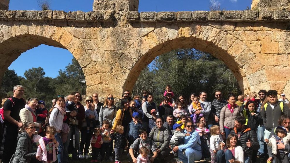 Imagen de las familias participantes en la Caminata Tarraconins Saludables