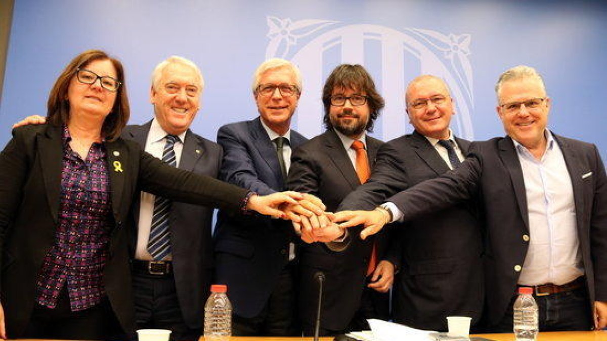 Encajada de manos de los alcaldes de Cambrils, Vila-seca, Tarragona, Reus y Salou, con el secretario de Infraestructuras y Movilidad, Ricard Font, en la presentación del Pacto para las infraestructuras, en Tarragona, el 19 de abril del 2018.