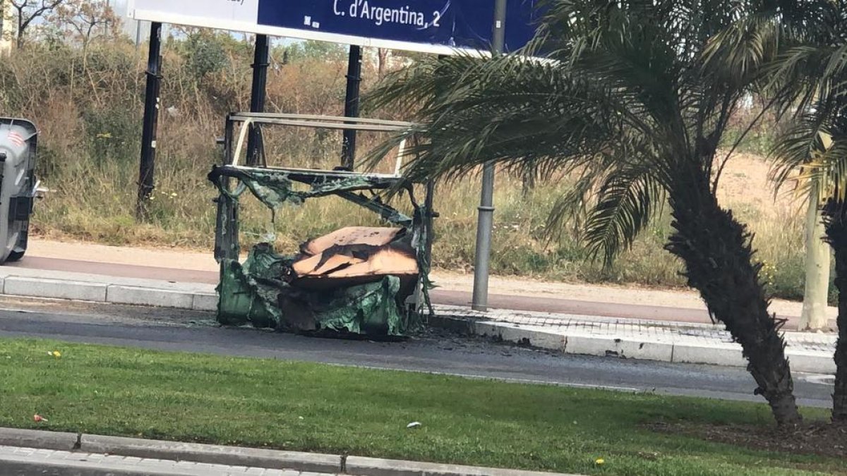 El contenedor ha quedado totalmente quemado.