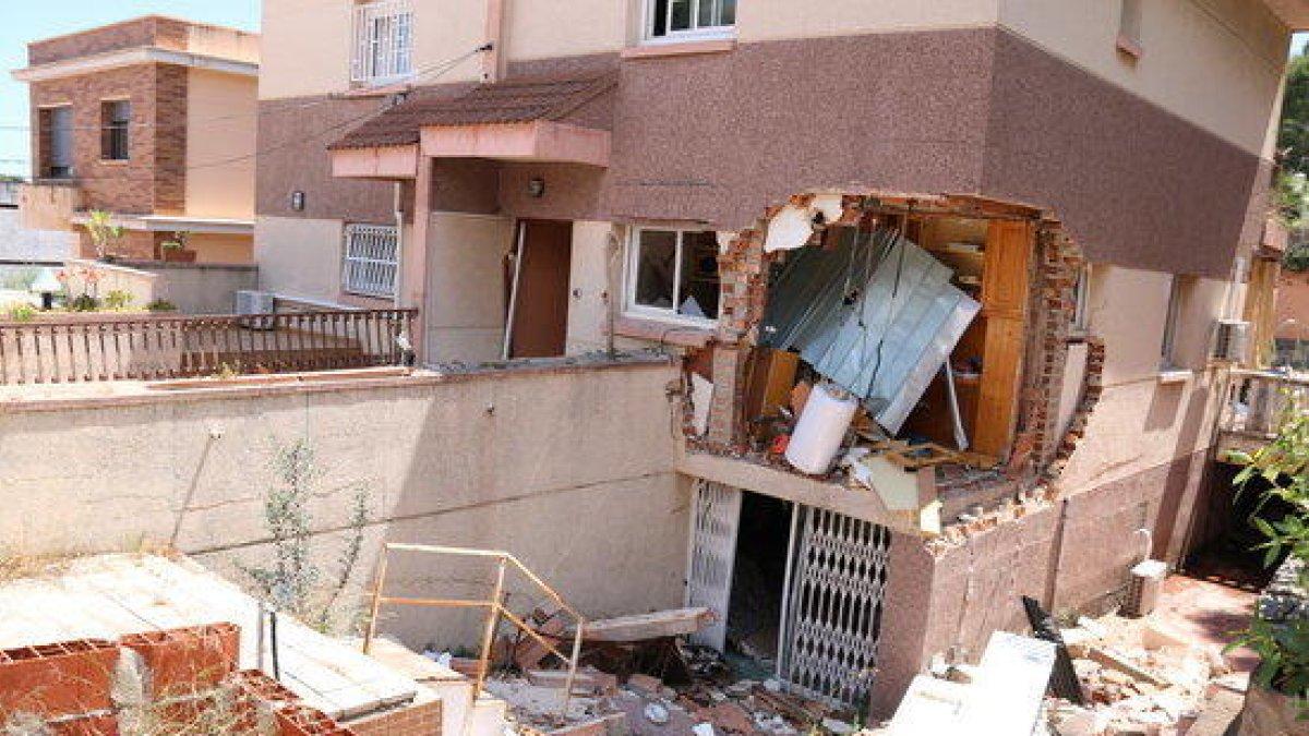 Detalle del destrozo de la deflagración en una de las paredes de la casa en Segur de Calafell, el 14 de mayo del 2017.