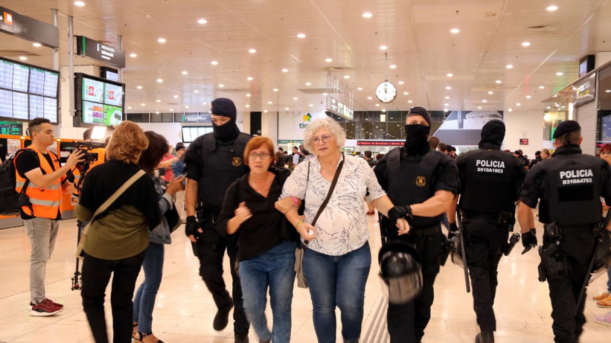 Mossos i Policia Nacional desallotgen el Pícnic per la República del vestíbul de l'estació de Sants