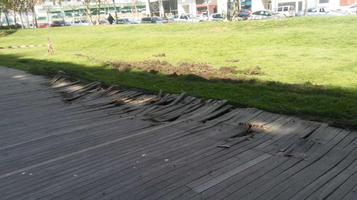 Un camión Bomberos destrozo el paseo de madera de la Tabacalera durante un servicio
