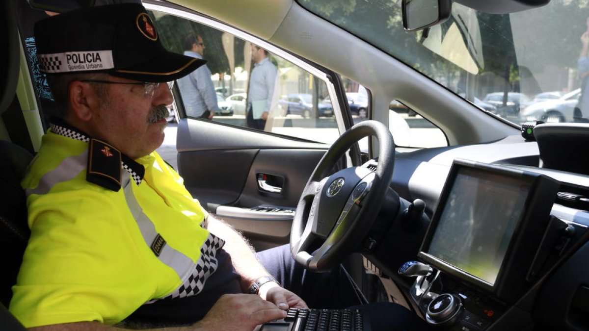 Detienen a dos personas que huían en moto por la acera con la caja fuerte de un comercio