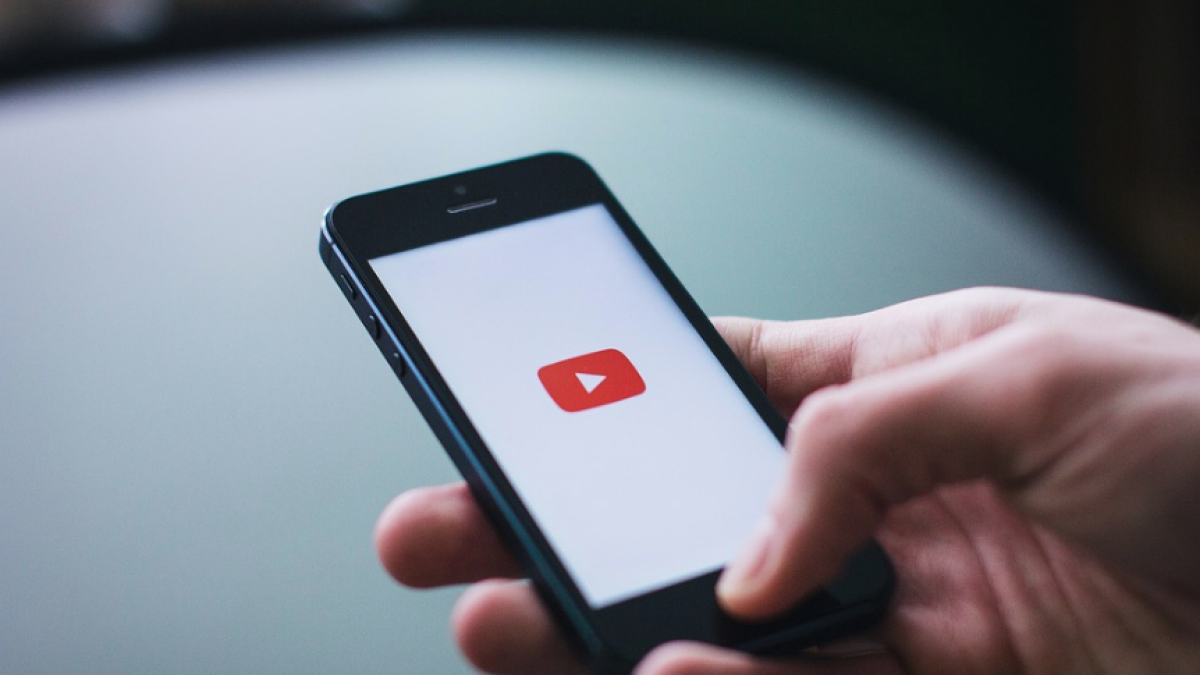 Un any i tres mesos de presó i cinc anys sense 'YouTube' pel 'youtuber' que va donar galetes amb dentífric a un captaire