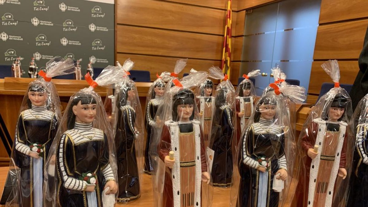 Se ponen en venta las figuras de los Gegants del Vendrell