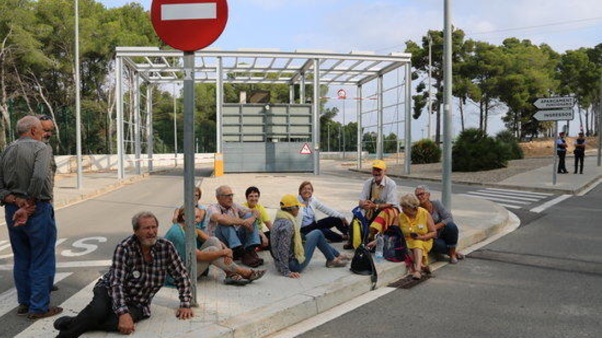 Una decena de personas se concentran en la prisión de Mas d'Enric para dar apoyo a Forcadell