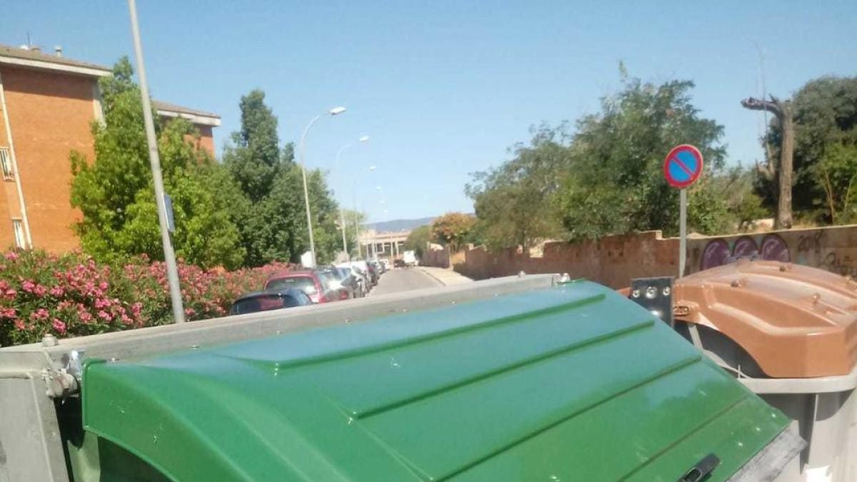 Reparan el contenedor que llevaba más de dos semanas sin tapa en Mas Pellicer