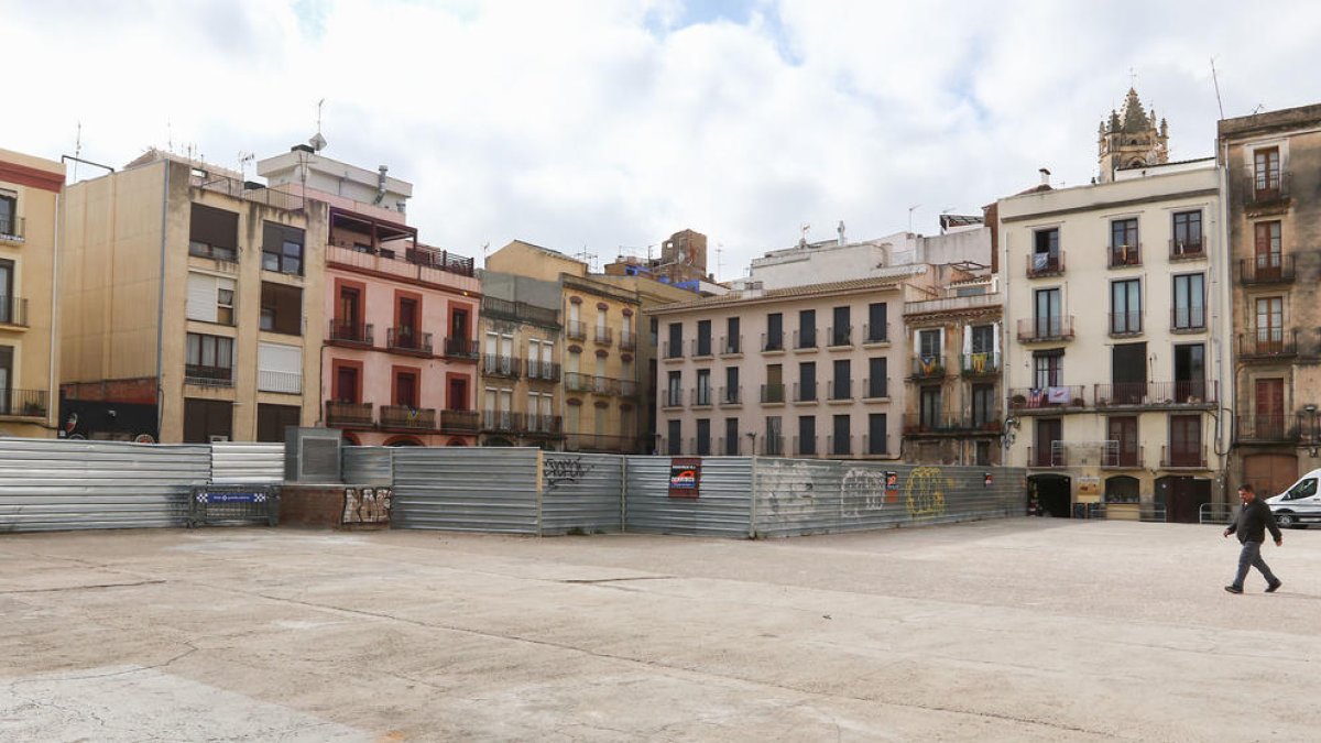 Ordenan cerrar los terrenos del futuro hotel del Pañol de Reus para evitar riesgos