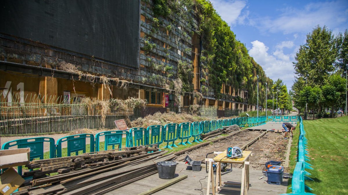 Operaris arreglan la pasarela de madera de la Tabacalera