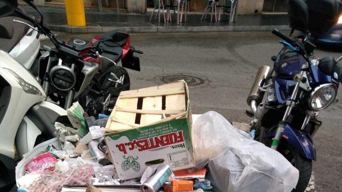 Un saco lleno de basura lleva| un mes en medio de la calle en Tarragona