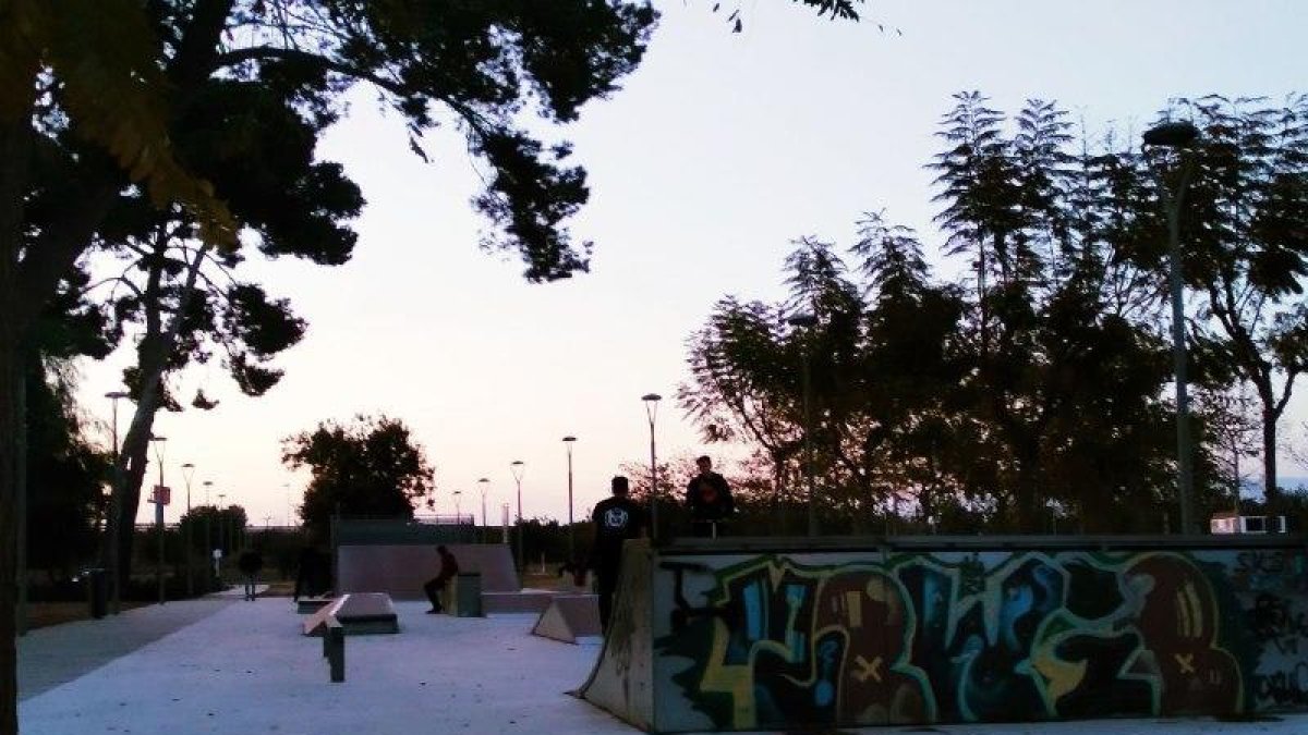 Denuncian el estado de dejadez de la zona del Skatepark, donde hacen carreras de coches clandestinas