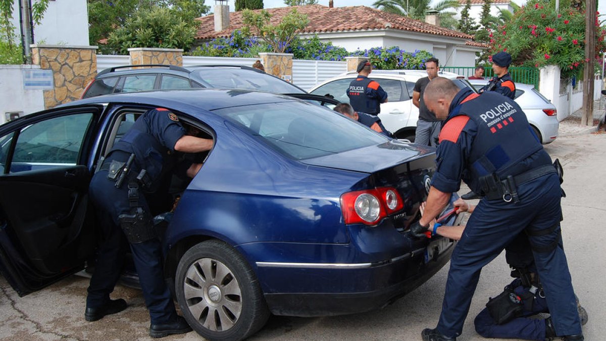 Imatge del moment de la detenció d'un dels integrants del grup criminal.