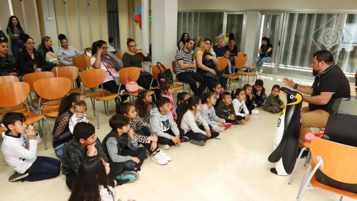 Cuentacuentos, música y merienda en la Fiesta Infantil del Pueblo Gitano