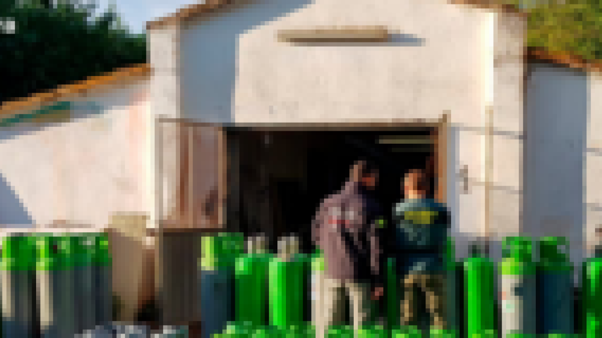 Detienen a cinco personas e intervienen más de cien bombonas de gas freón que habían robado